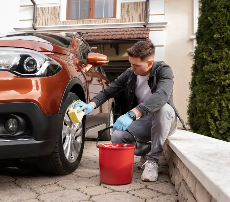 Lavage auto à domicile Cancon : professionnel intervenant sur un véhicule